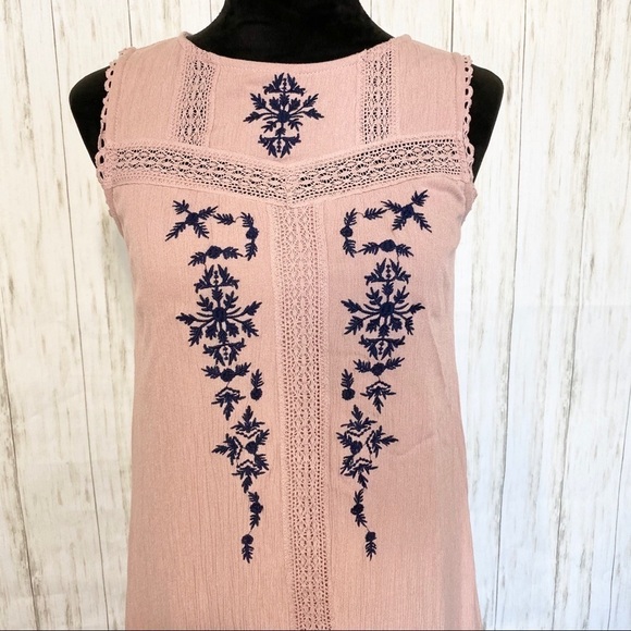 Francesca’s Blue Rain Brie Embroidered pink dress size small - Picture 3 of 7